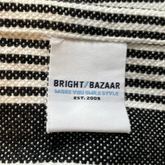 Large throw/blanket in black and white stripes. - Picture 3 of 4